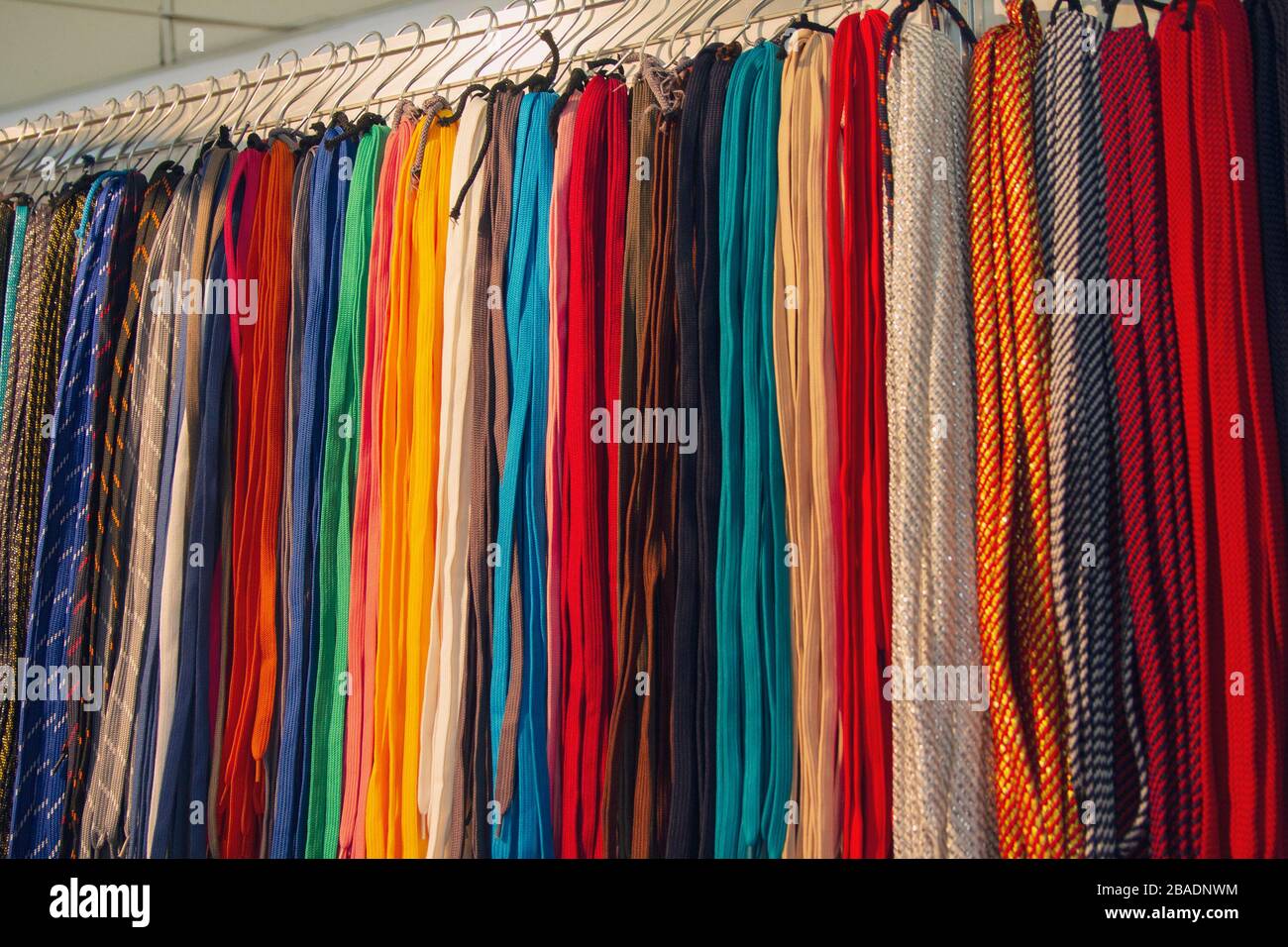 Colores brillantes cordones de zapatos. Venta de cordones en el almacén  Fotografía de stock - Alamy