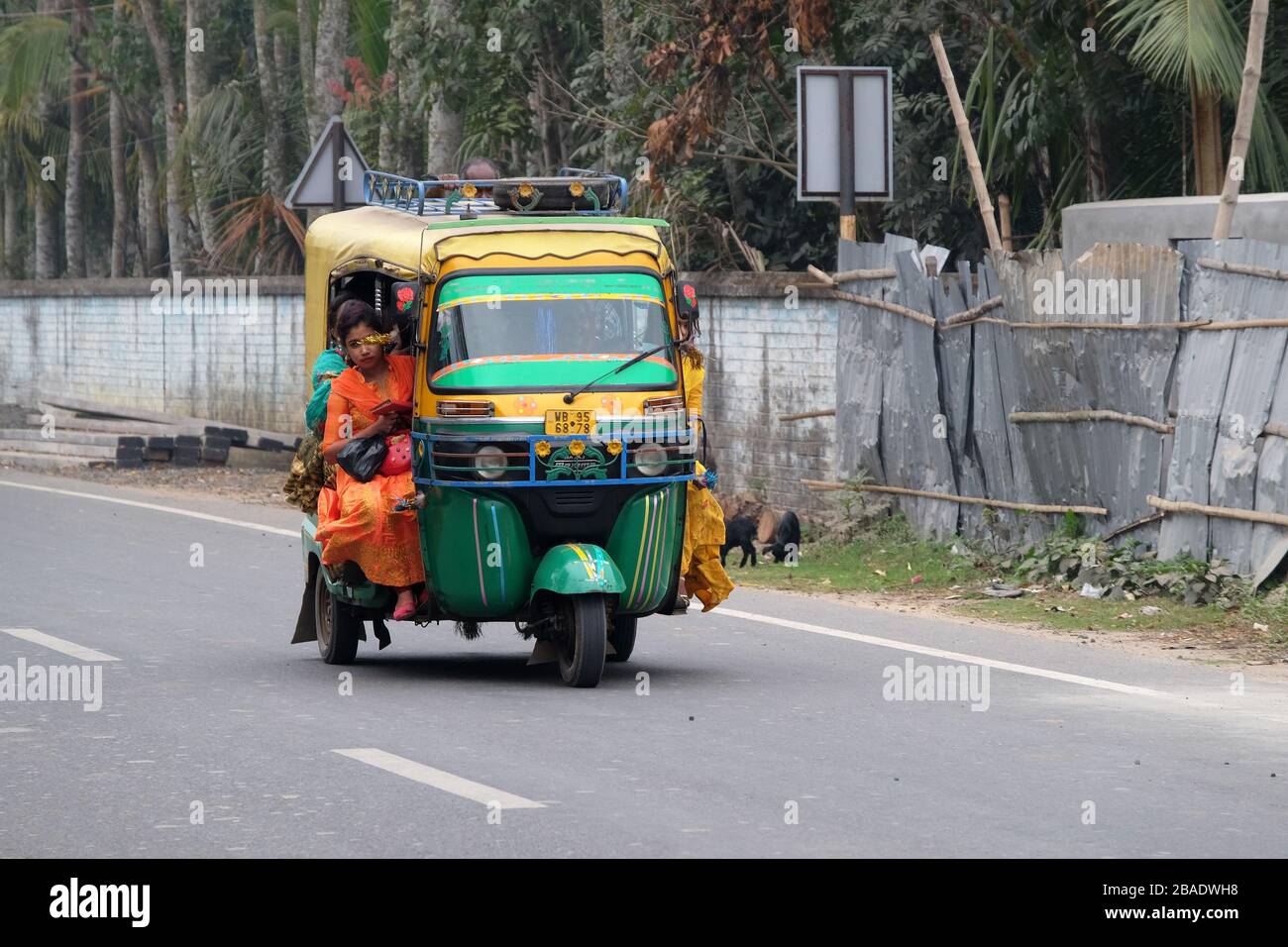 Triciclo indio tuk tuk tuk rickshaw con pasajero, Kumrokhali, Bengala Occidental Foto de stock