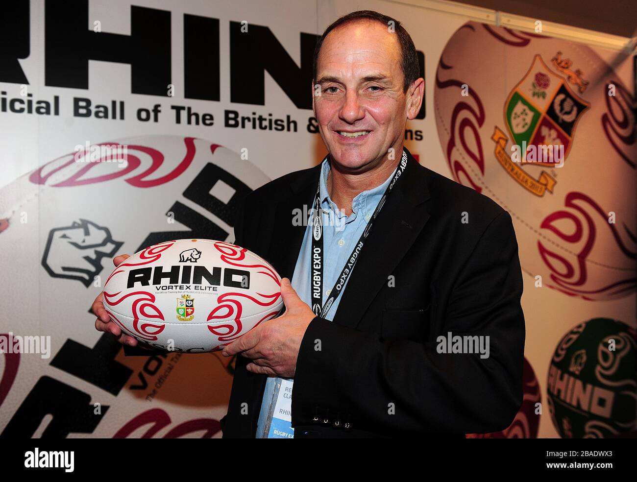 El director ejecutivo de Rhino Reg Clark posó con el nuevo balón de rugby Rhino Lions Tour el primer día de la Rugby Expo 2012 Foto de stock