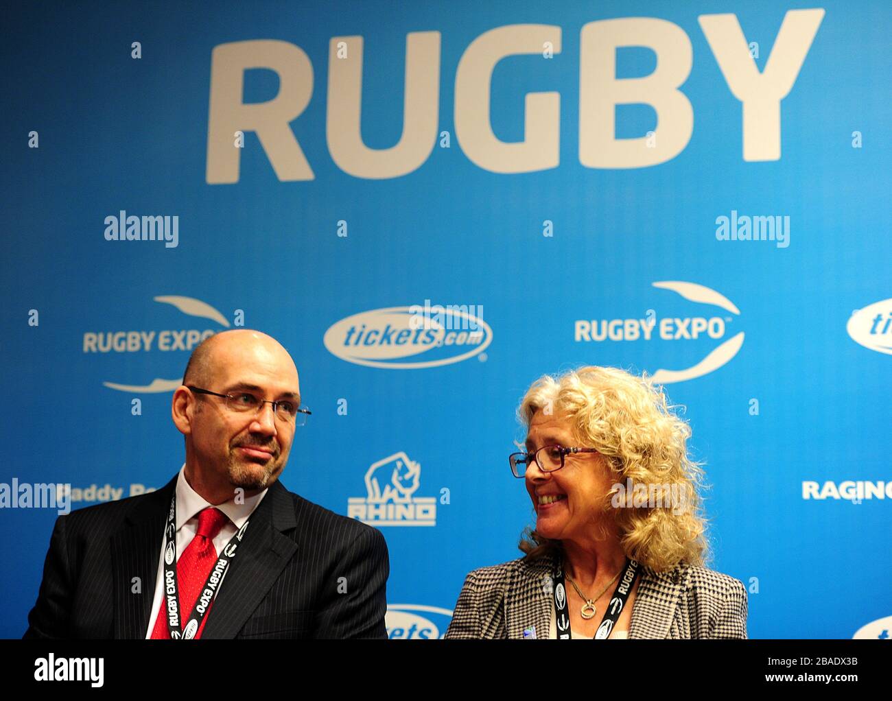 El director de operaciones del torneo IRB, Beth Coulter (derecha) y el director ejecutivo de la RFU de Hong Kong, Ian McMahon (izquierda), durante el primer día de la Expo de Rugby 2012 Foto de stock