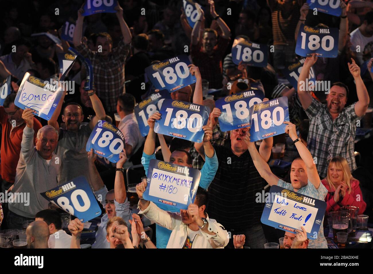 Los aficionados disfrutan del Grand Slam de Dardos Foto de stock