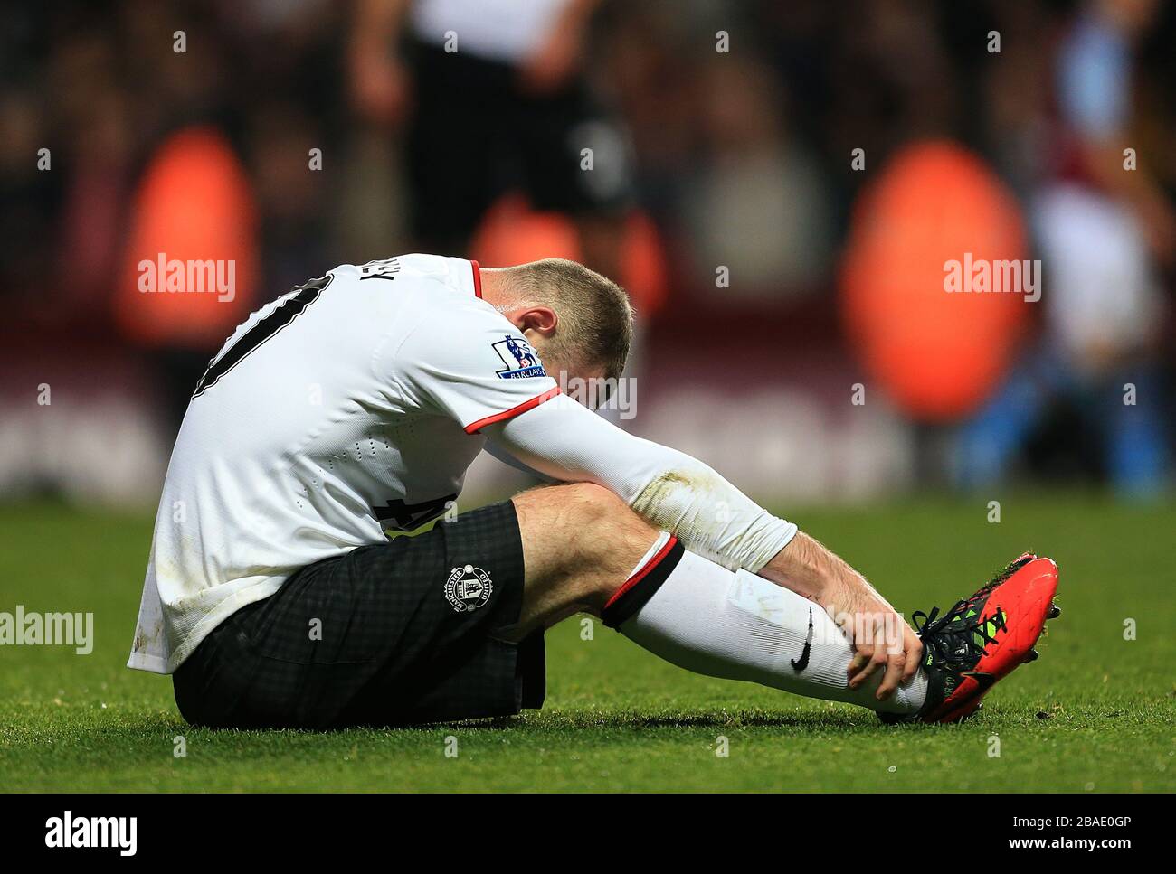 Wayne Rooney del Manchester United lucha después de recoger una lesión Foto de stock