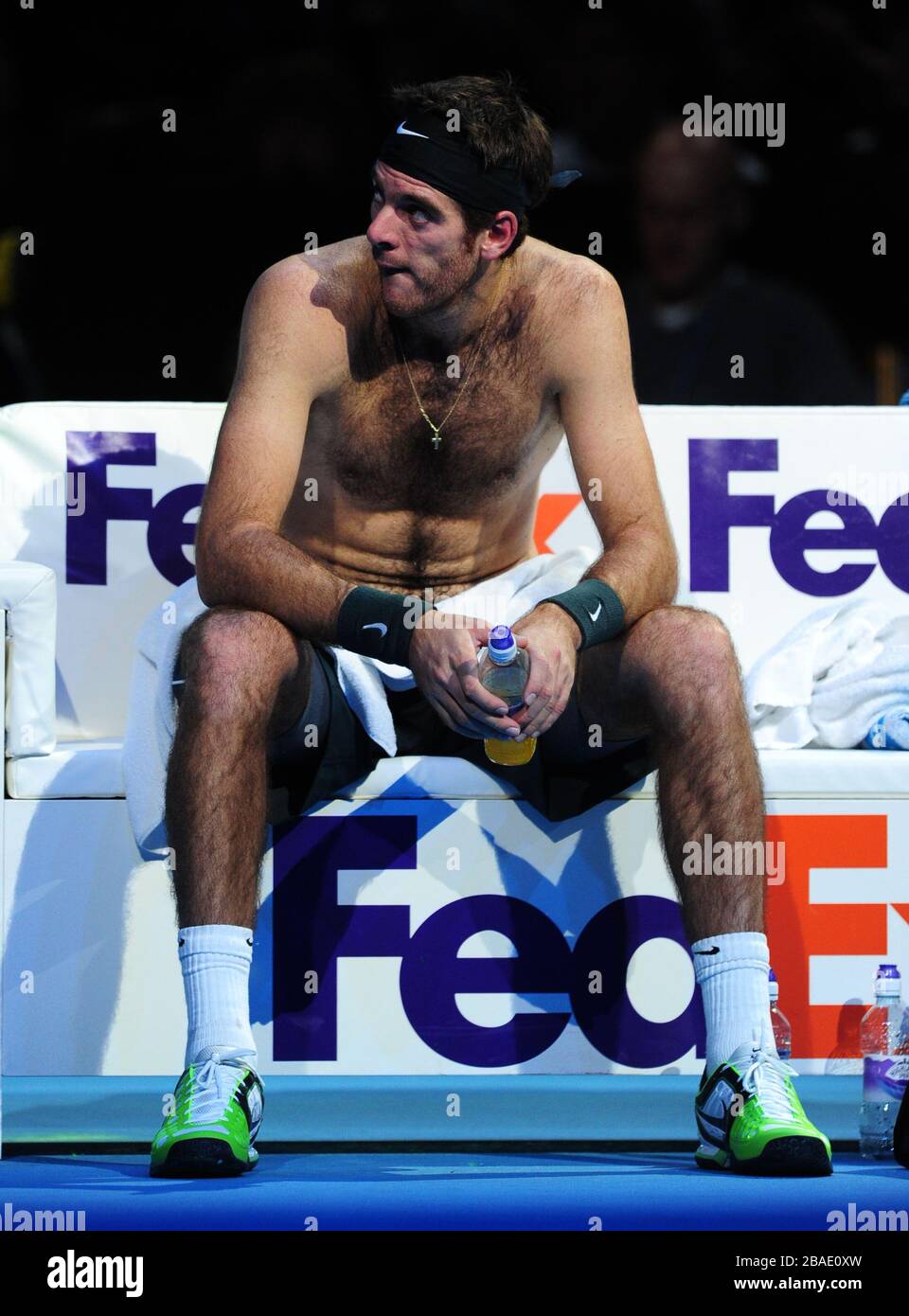 El argentino Juan Martín del Potro se sienta abatido después de perder el  segundo set Fotografía de stock - Alamy