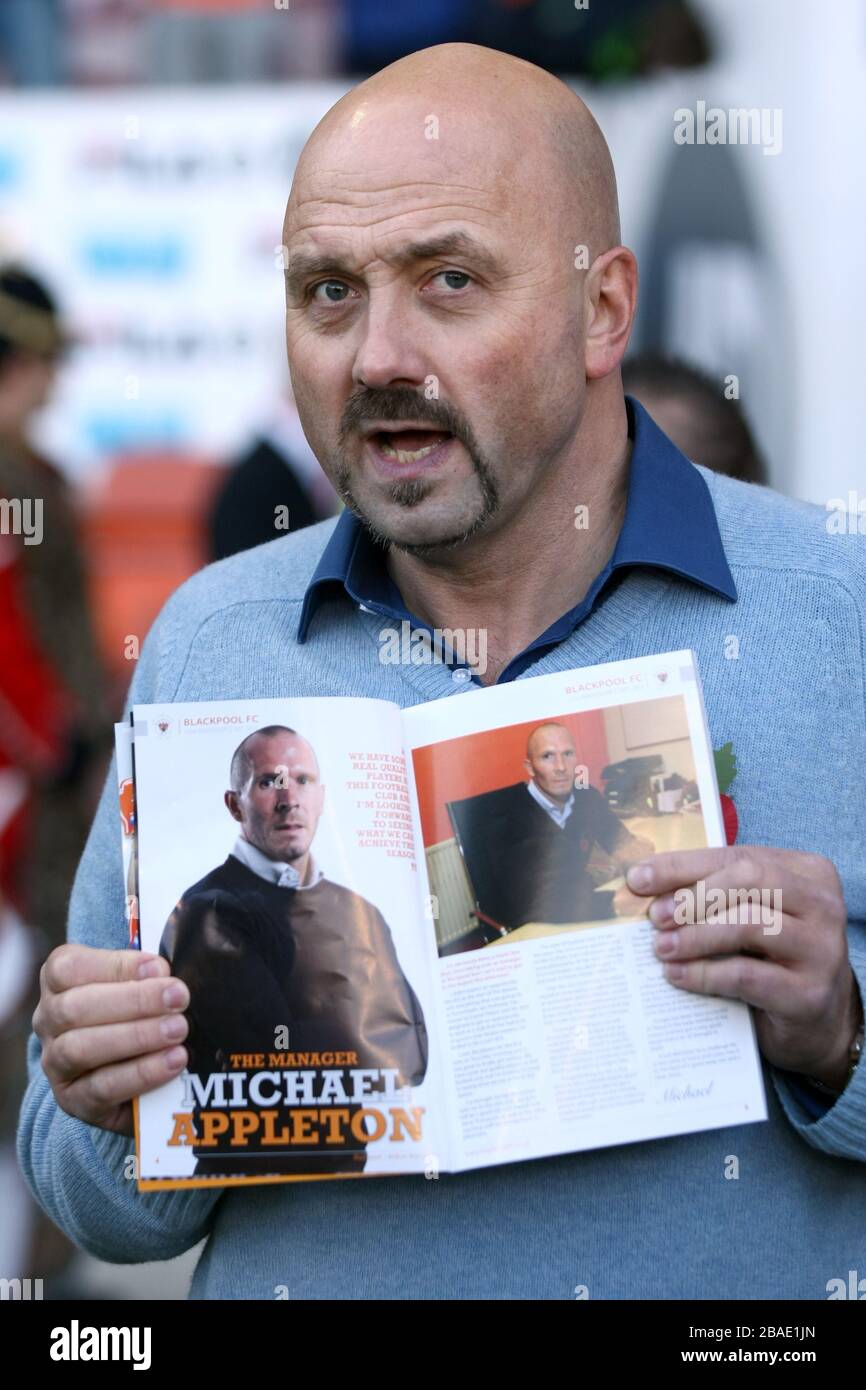 El presentador de televisión Mark Clemmit con el programa del día del partido antes del partido Foto de stock