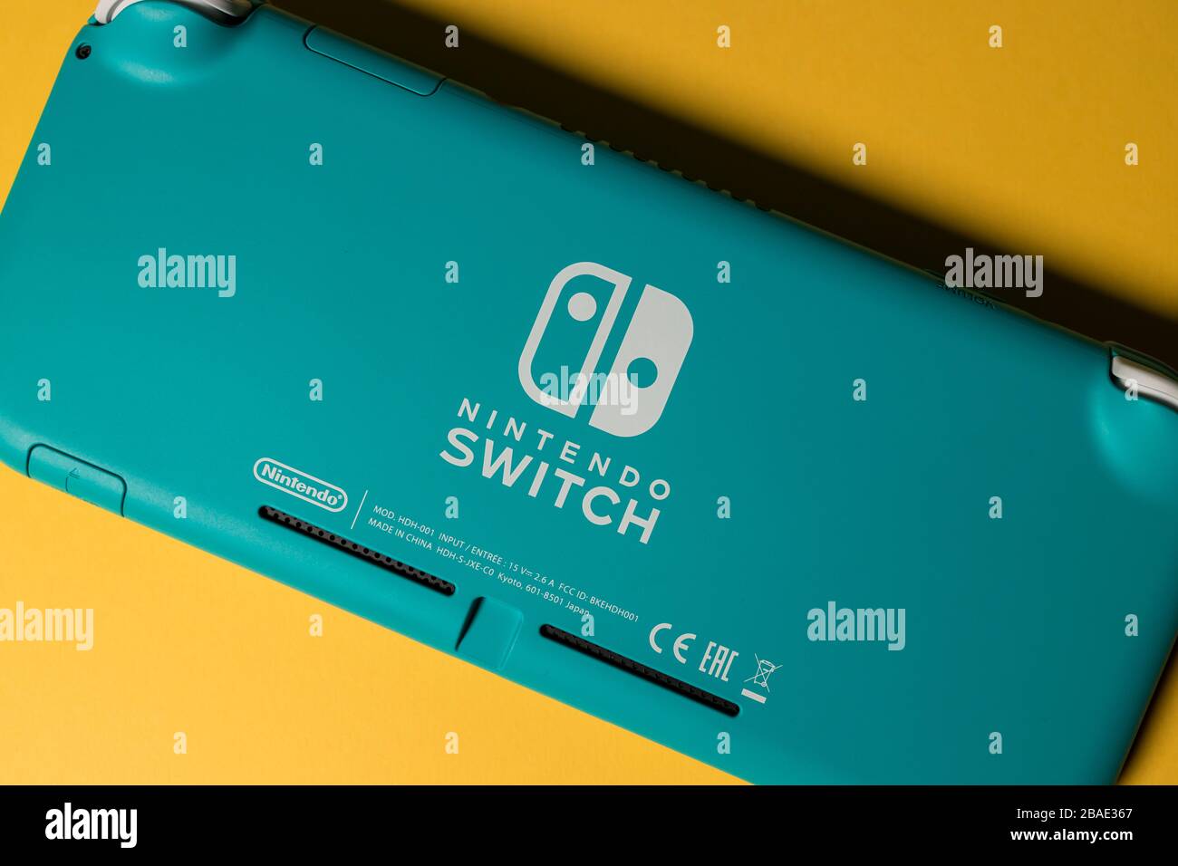 LONDRES - 12 DE MARZO de 2020: Consola de videojuegos portátil Nintendo  Switch Lite Fotografía de stock - Alamy