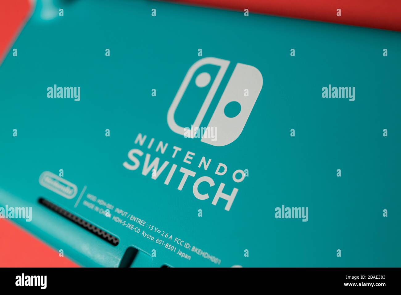 LONDRES - 12 DE MARZO de 2020: Consola de videojuegos portátil Nintendo  Switch Lite Fotografía de stock - Alamy