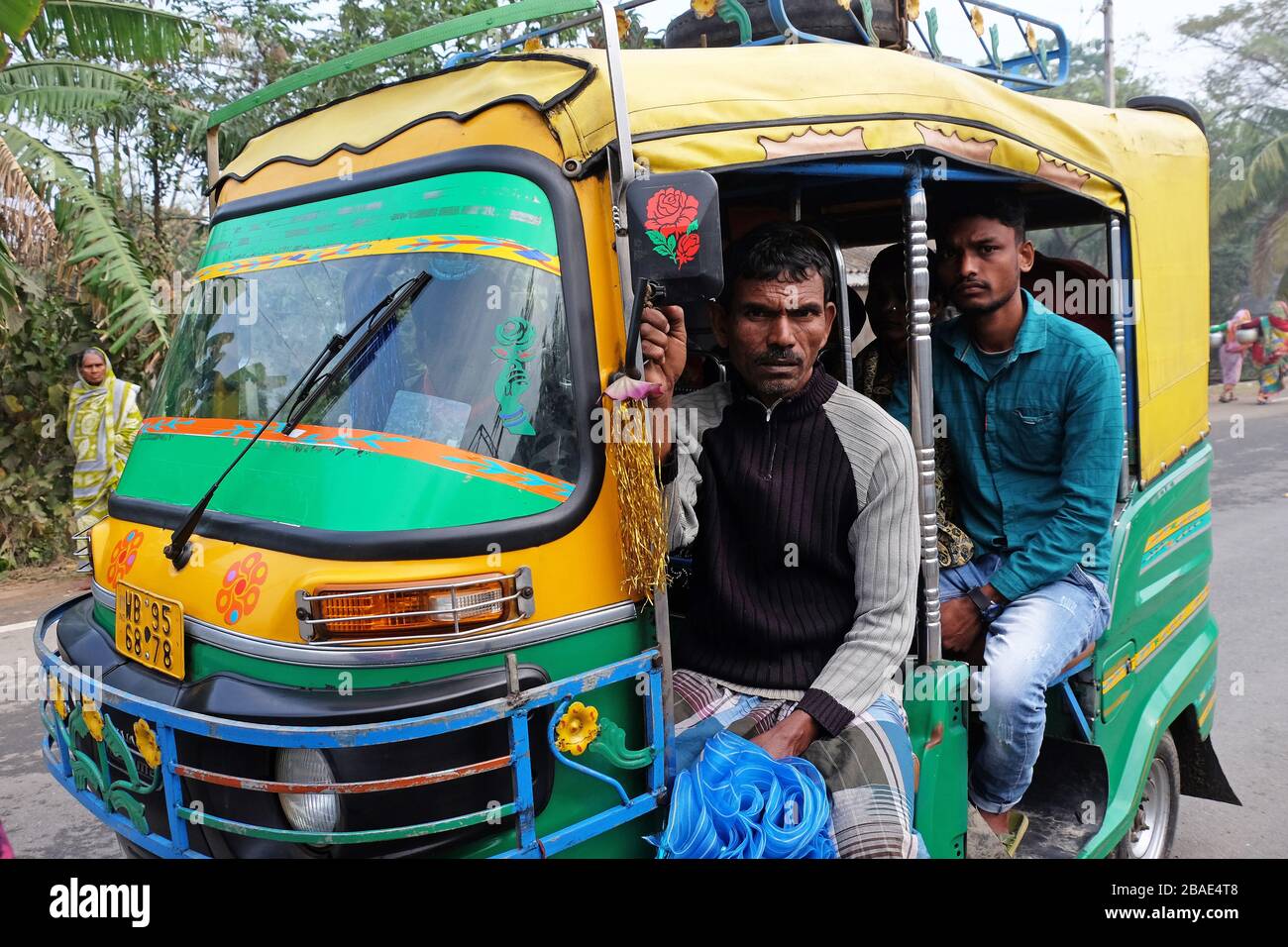 Triciclo indio motor rickshaw de transporte de pasajeros, Kumrokhali, Bengala Occidental Foto de stock