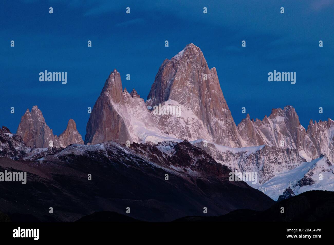 Amanecer sobre el monte Fitzroy en el Chalten, Patagonia Sur, Argentina Foto de stock