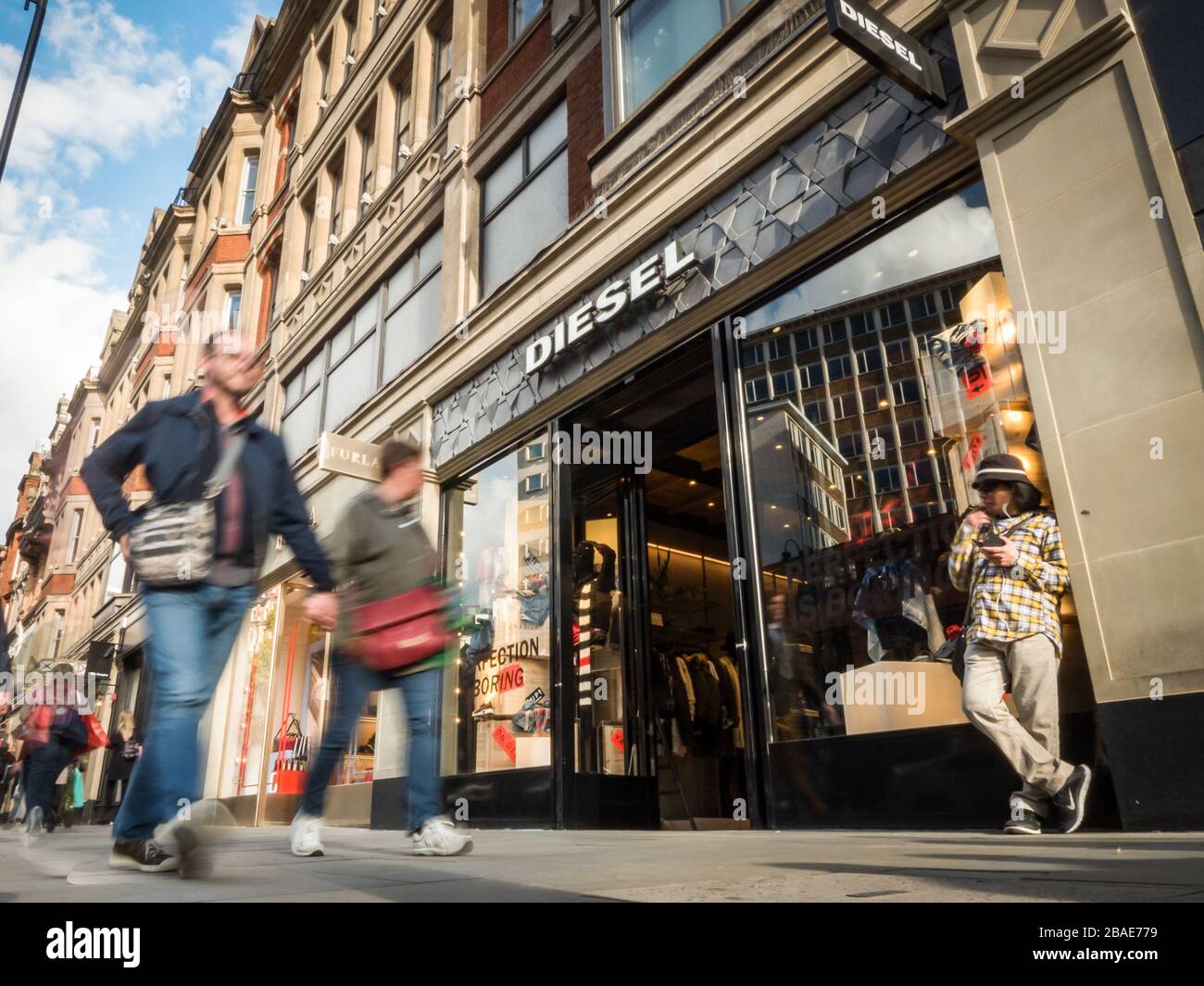 Tienda de moda diésel, Knightsbridge, Londres, Reino Unido. Vista angular  baja de los compradores que pasan por la popular tienda de ropa en  Kensington High Street Fotografía de stock - Alamy