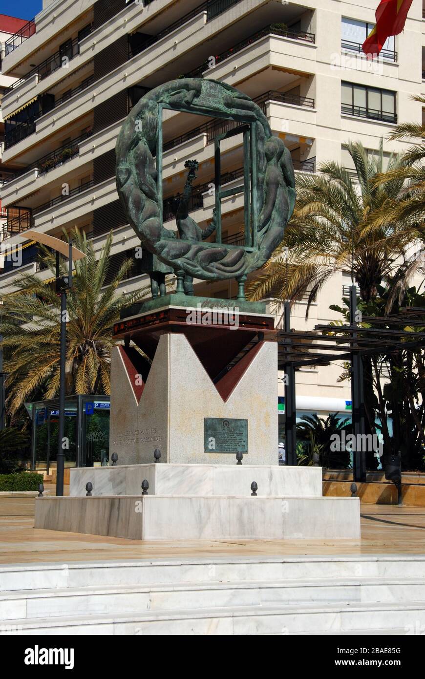 Estatua de Salvador Dalis Libertad de expresión a lo largo de la Avenida del Mar, Marbella, España. Foto de stock