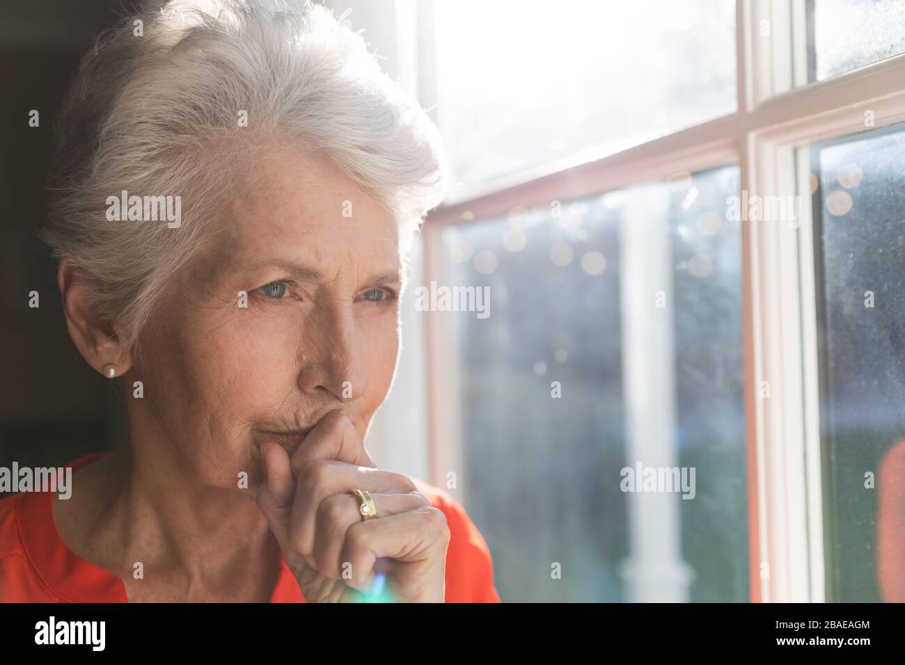 Distanciamiento social de la mujer mayor en el hogar durante el bloqueo de cuarentena Foto de stock