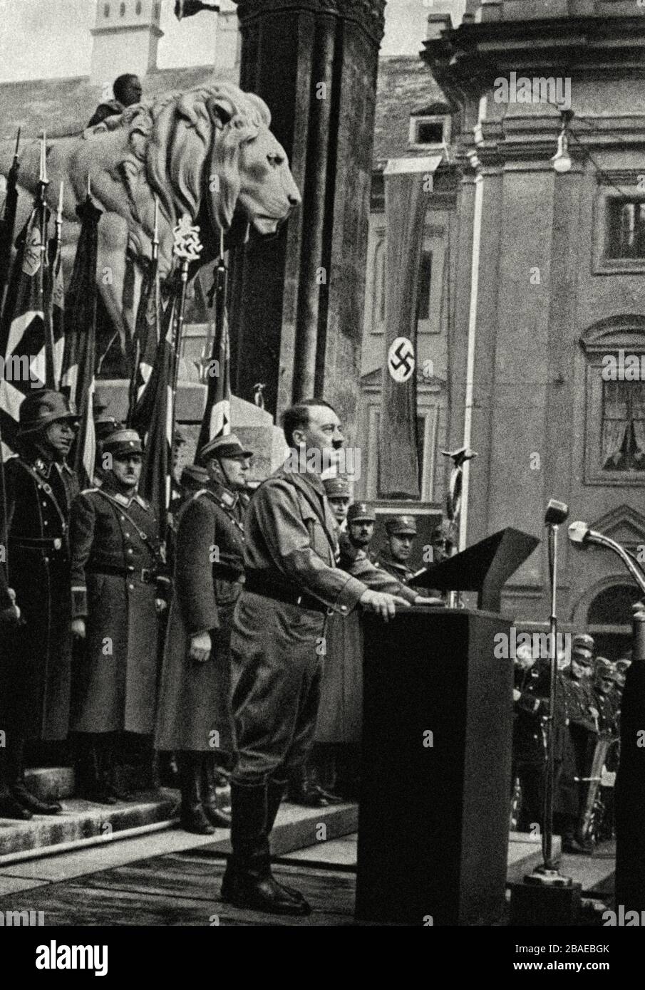 Adolf Hitler habla con los miembros del Hitlerjugend (juventud Hitler) en Munich. Alemania. 9 de noviembre de 1934 Foto de stock