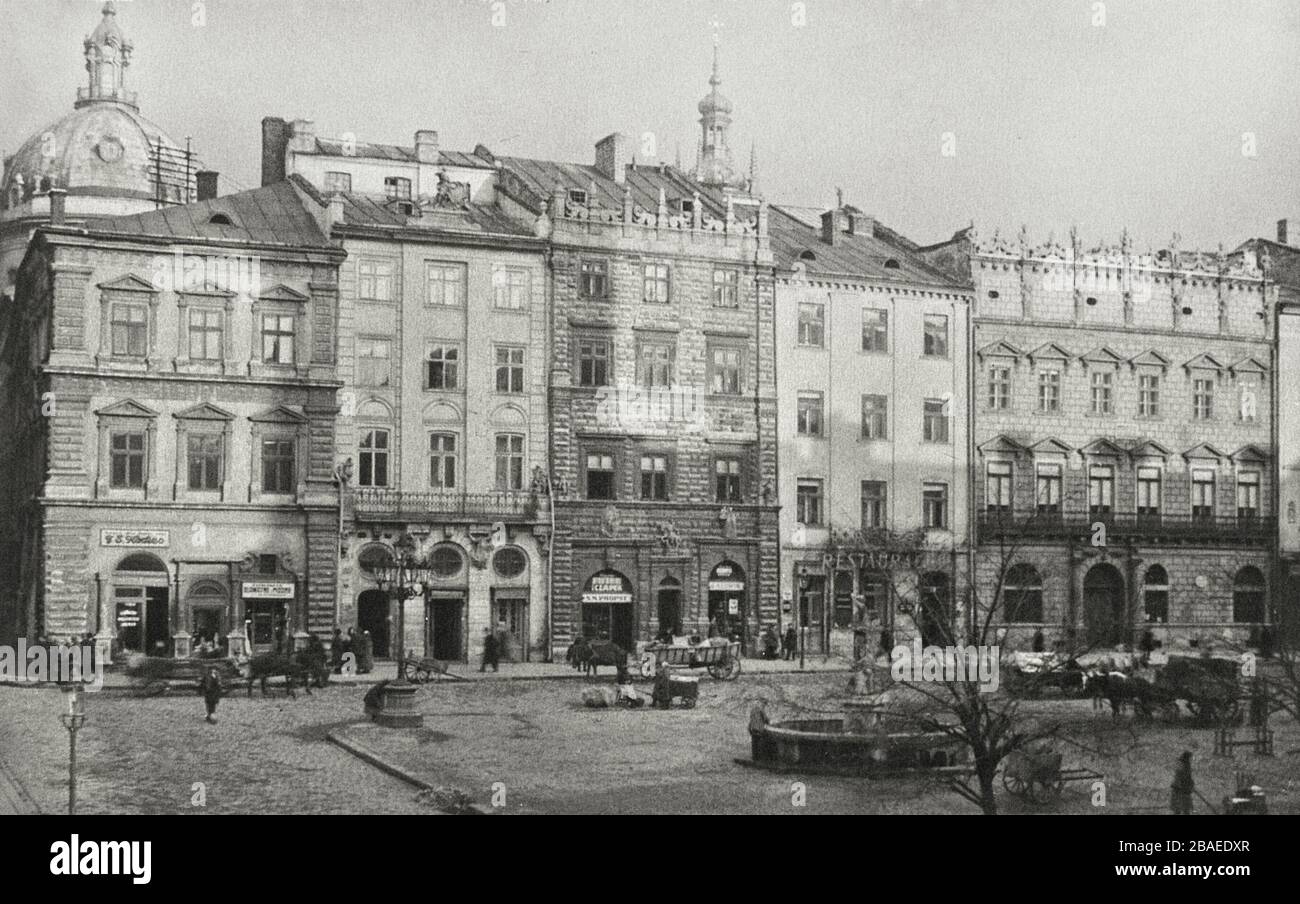 Foto retro de Lviv, casas antiguas en el mercado Foto de stock