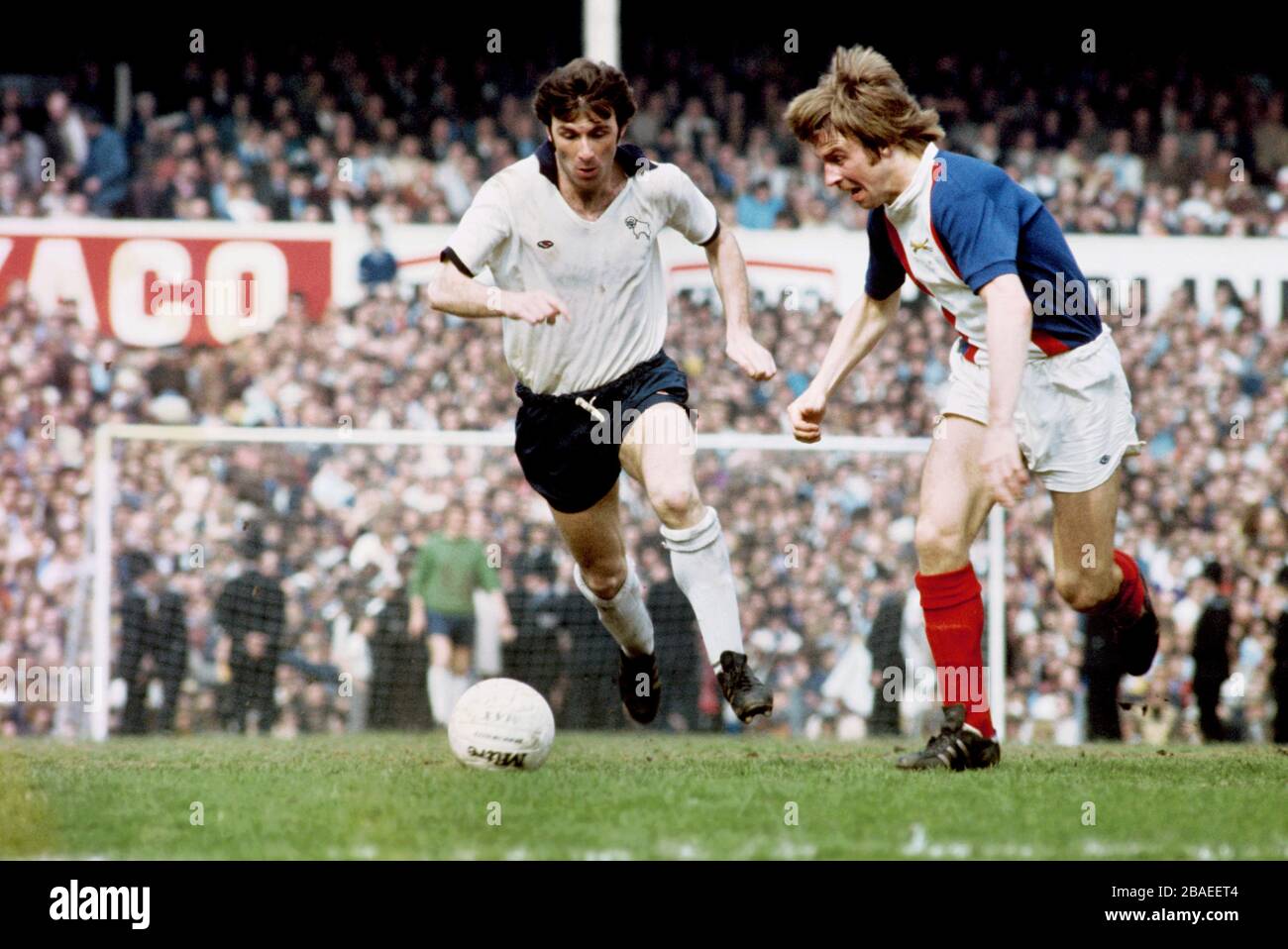 (L-R) Kevin Héctor del Condado de Derby y Bobby Parker de Carlisle United Foto de stock