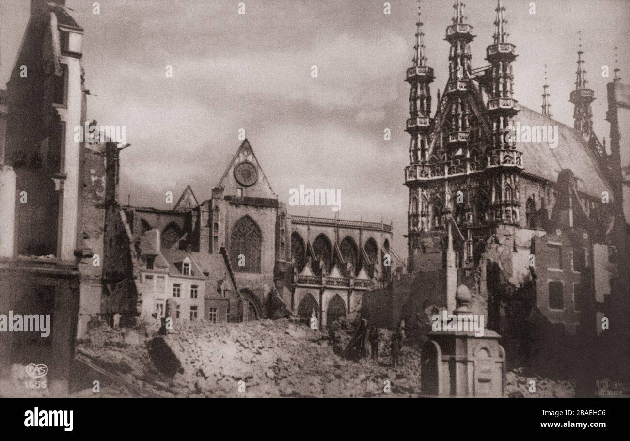 El primer período de la Guerra Mundial. Lovaina (Lovaina, Brabante Flamenco). Ayuntamiento y la iglesia de San Jacob después del bombardeo por el ejército alemán Foto de stock
