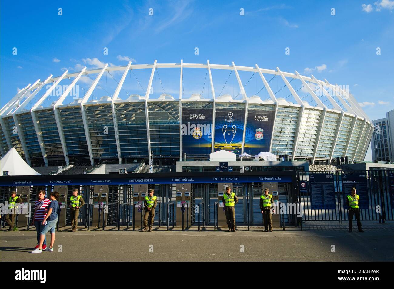 Kiev, Ucrania - Mayo de 2018: Policías alrededor del estadio olímpico del NSC antes del partido final de la UEFA Champions League 2018 Liverpool contra Real Madrid. Foto de stock