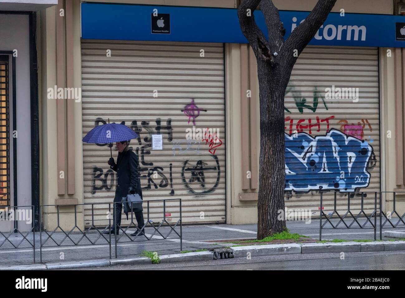 Tesalónica, Grecia - 23 de marzo de 2020: Una vista de las tiendas cerradas en el centro histórico tras un brote de la enfermedad de coronavirus (COVID-19) Foto de stock