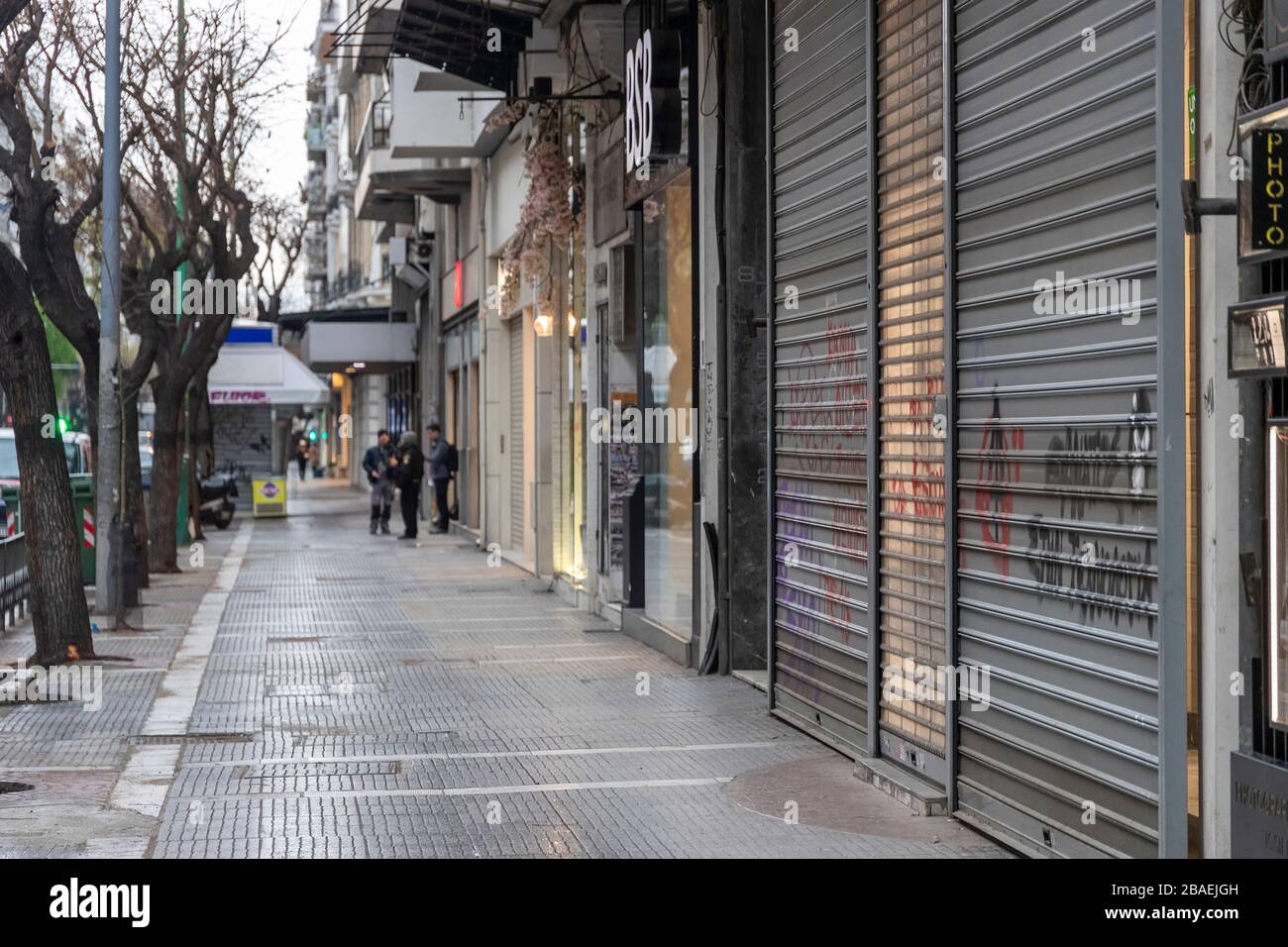 Tesalónica, Grecia - 23 de marzo de 2020: Una vista de las tiendas cerradas en el centro histórico tras un brote de la enfermedad de coronavirus (COVID-19) Foto de stock