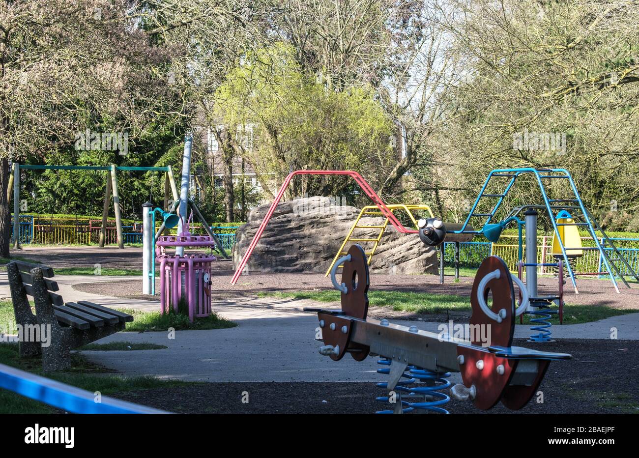 Parque infantil vacío en el Pinner Memorial Park, como resultado del distanciamiento social durante la pandemia de Coronavirus Covid19, marzo de 25, Harrow 2020, Londres, Inglaterra, Reino Unido Foto de stock