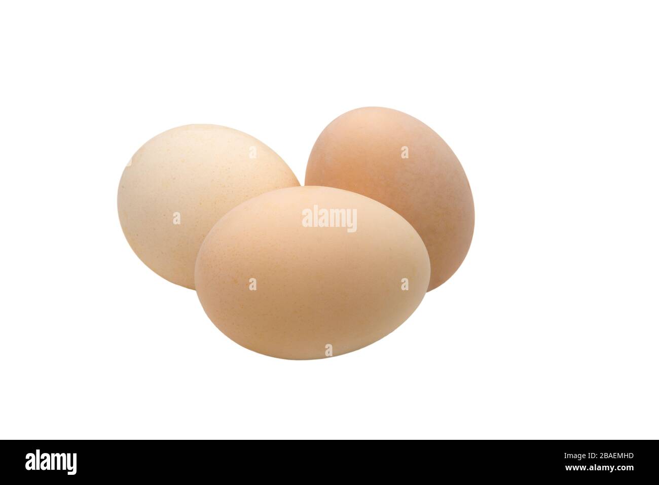imagen de tres huevos de pollo de color crema sobre fondo blanco Foto de stock