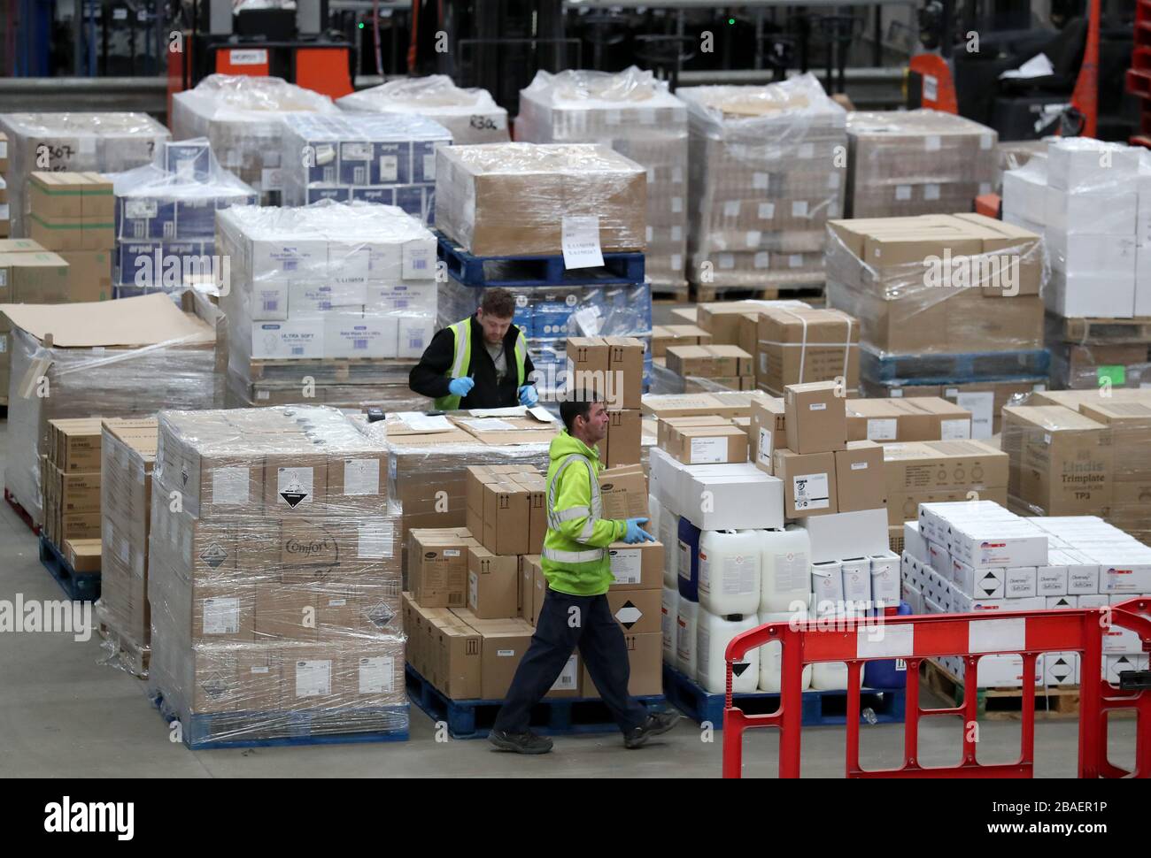 Un trabajador reúne suministros en el almacén Nacional de Compras del NHS en Canderside, Larkhall, ya que se están aumentando las entregas de equipo de protección personal (PPE), con millones de máscaras y guantes ya entregados al personal de primera línea. Foto de stock