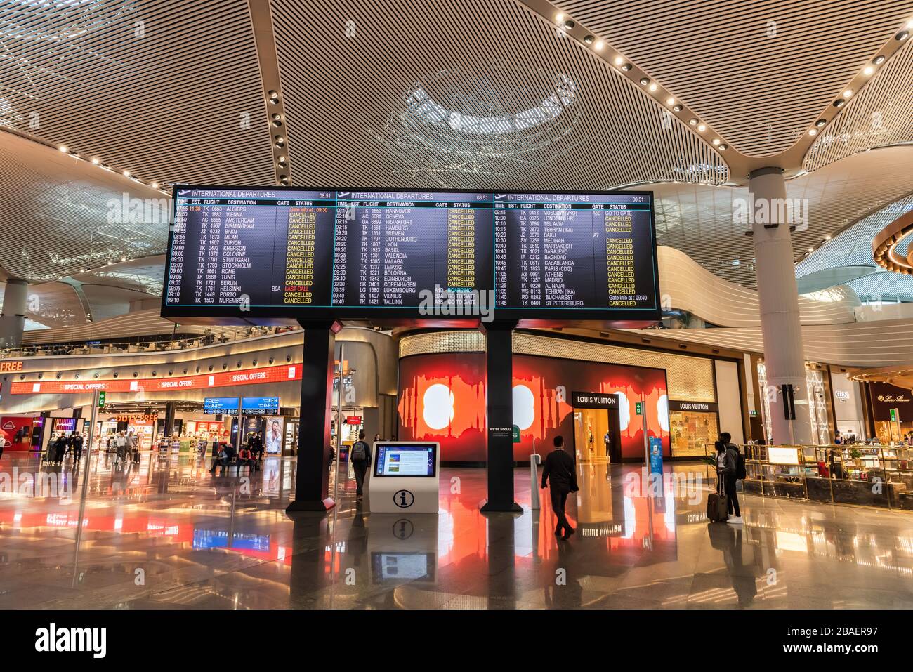 Estambul, Turquía – 21 de marzo de 2020. Terminal de salidas casi vacías y pantalla que muestra la mayoría de los vuelos cancelados, tras el brote de coronavirus, AT Foto de stock