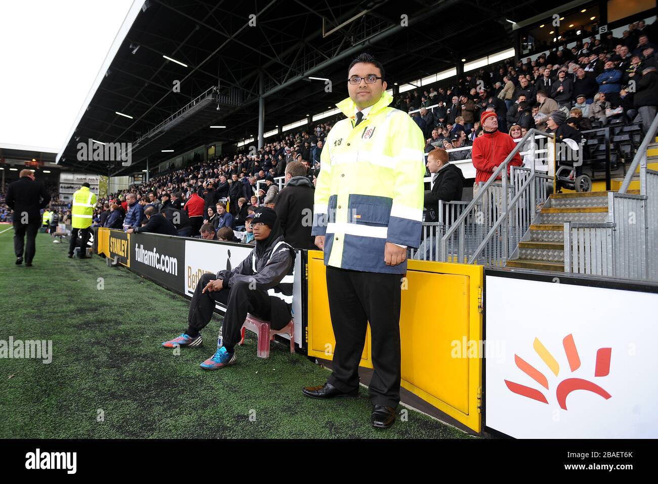 Las azafatas de Fulham ayudan a los aficionados alrededor del estadio el día del partido Foto de stock