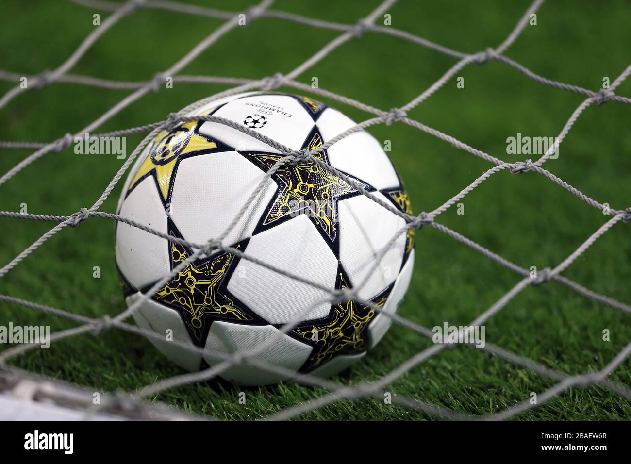 Pelota de día del partido de la UEFA Champions League Foto de stock