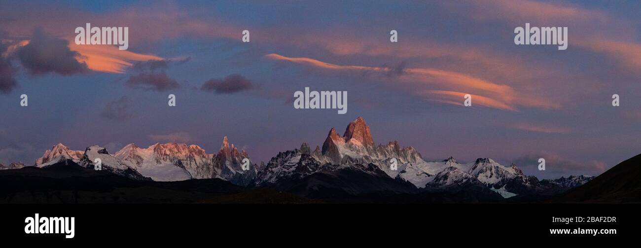 Una foto panorámica del amanecer sobre el monte Fitzroy en el Chalten, en la Patagonia Sur, Argentina Foto de stock