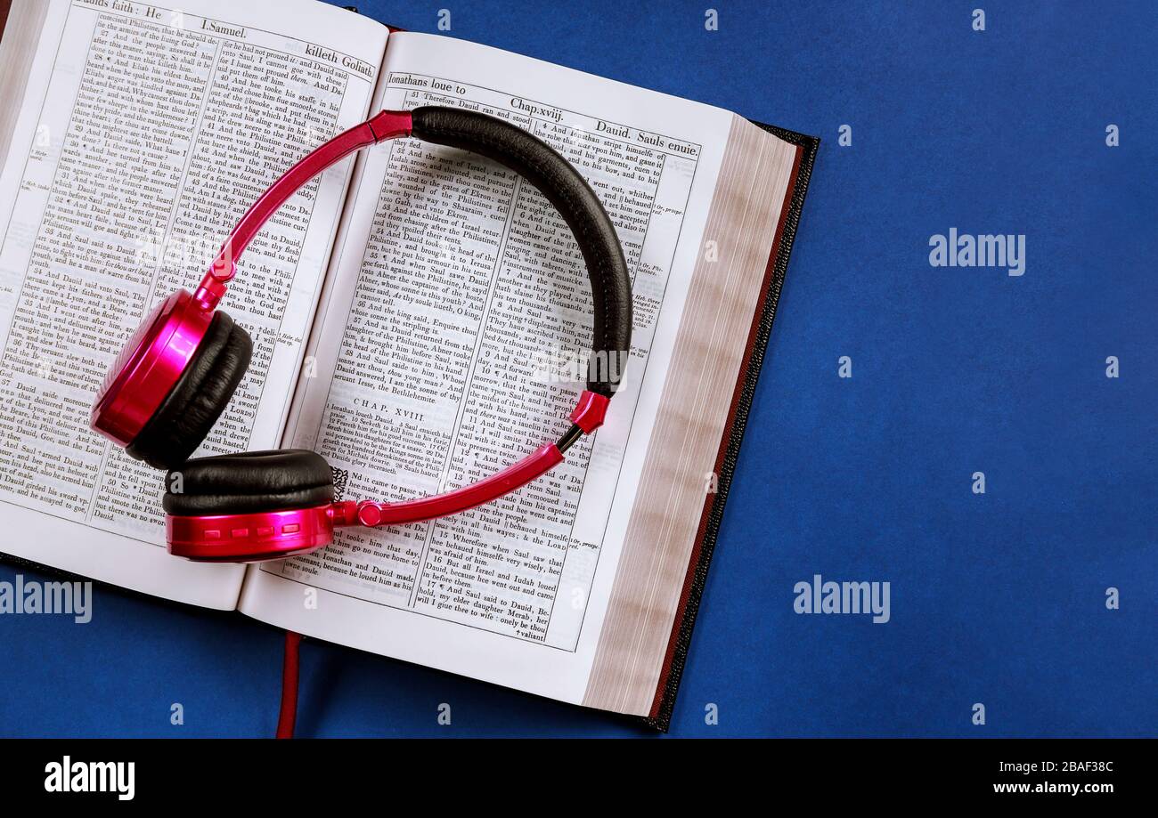 Biblia de audio fotografías e imágenes de alta resolución - Alamy