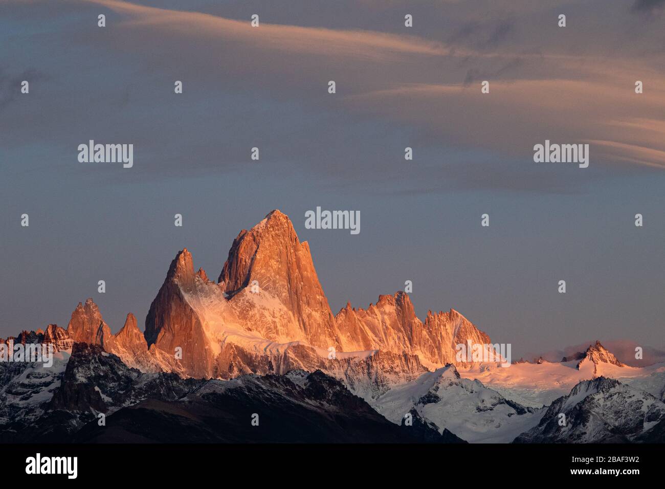 Amanecer sobre el monte Fitzroy en el Chalten, Patagonia Sur, Argentina Foto de stock