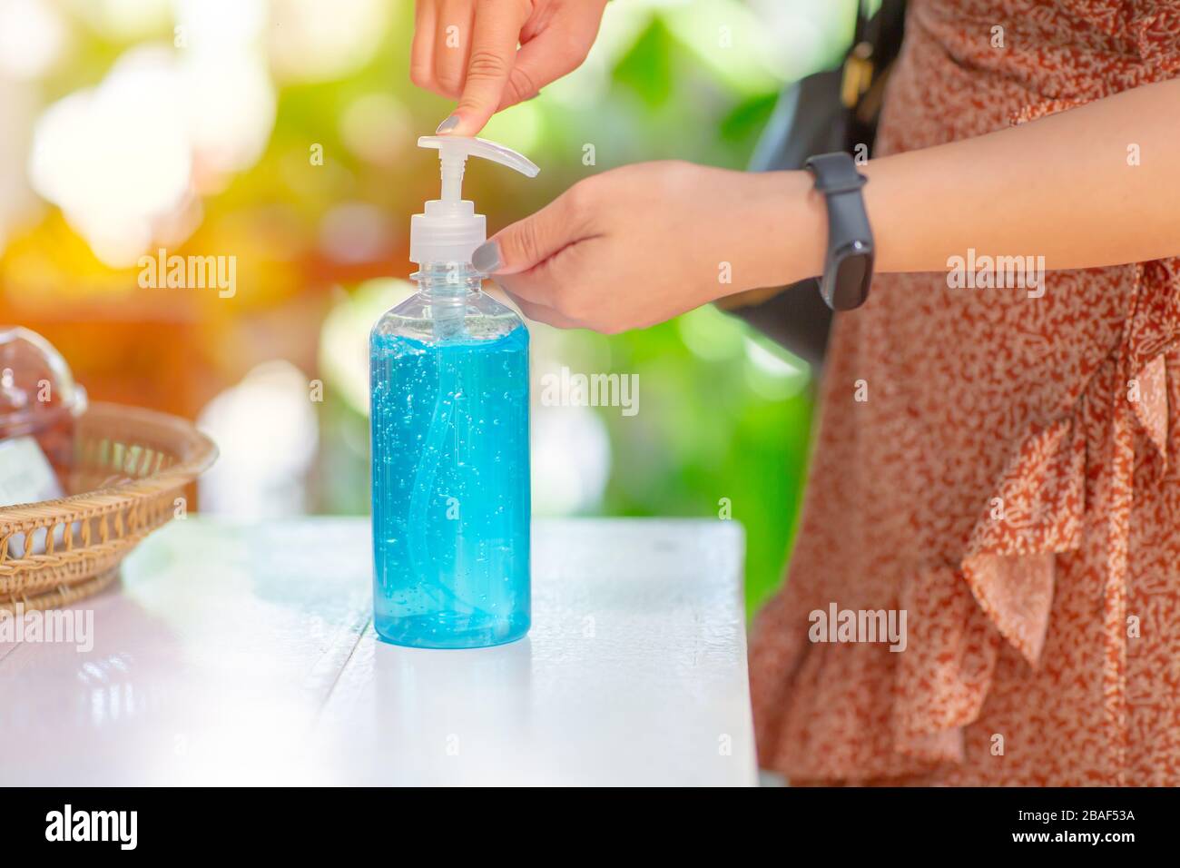 Personas limpiando las manos usando alcohol gel desinfectante para manos para anti becteria y proteger contra brotes de virus de la enfermedad de Coronavirus 2019 (COVID-19). Foto de stock