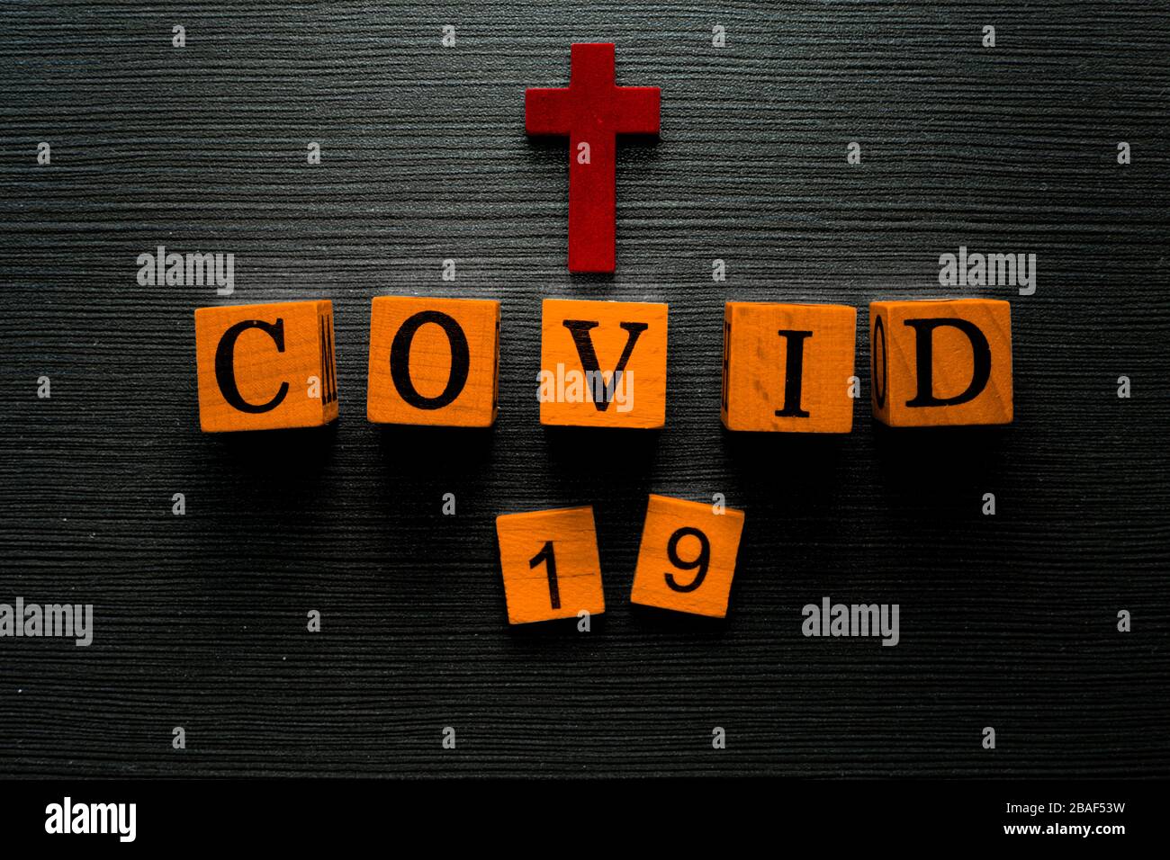 COVID-19 nombre del virus Corona de Wuhan palabra de texto sobre fondo de madera de drak. Foto de stock