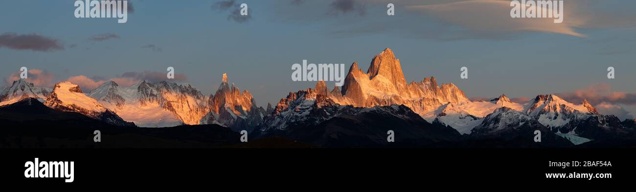 Una foto panorámica del amanecer sobre el monte Fitzroy en el Chalten, en la Patagonia Sur, Argentina Foto de stock