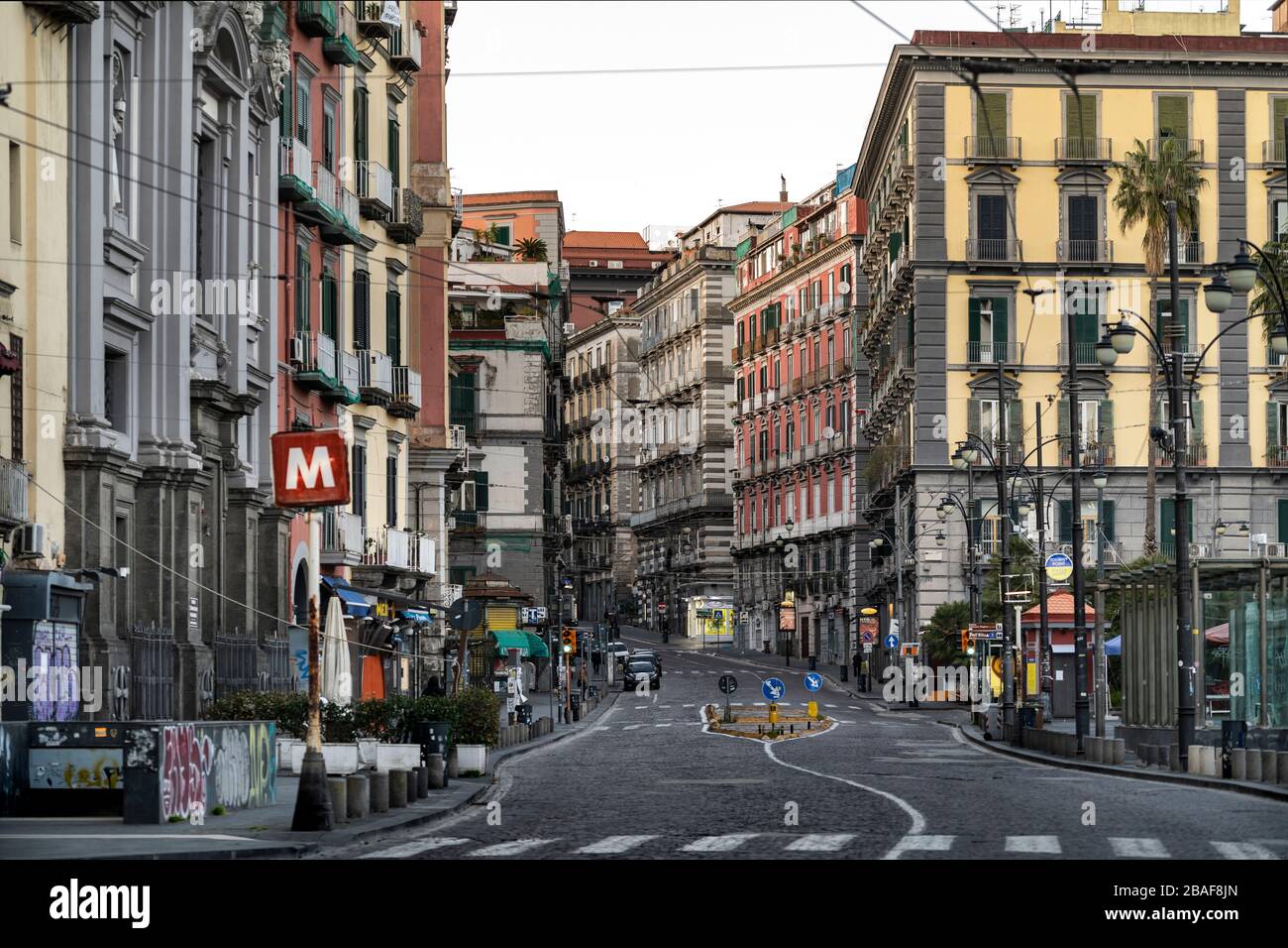 Italia, Nápoles: 2020 de marzo - Ciudad vacía durante el cierre debido a Coronavirus - Piazza Dante y en la distancia, a través de Pessina Foto de stock