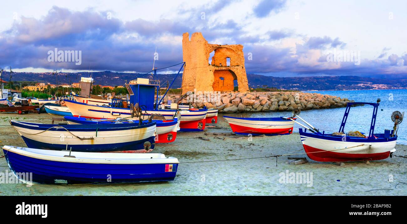 Barcos de pesca tradicionales, mar y la torre de Saracen, Briatico pueblo, Calabria, Italia. Foto de stock