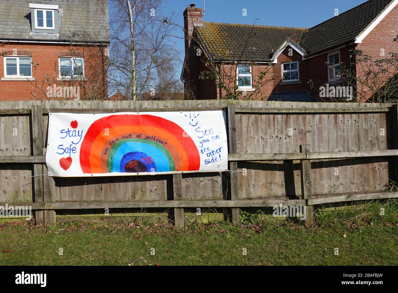 Ipswich, Suffolk - 27 de marzo de 2020: Bloqueo de coronavirus. Arte arcoiris de los niños en un sendero alrededor de la ciudad de Suffolk. Permanezca seguro y véa por el otro lado. Foto de stock