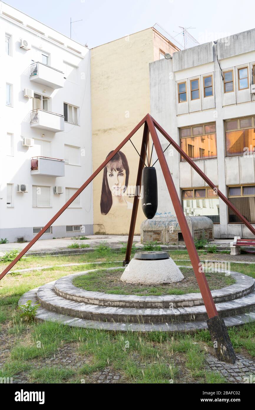 Monumento a las víctimas del bombardeo en la Segunda Guerra Mundial Marka Mijanova, Podgorica, Montenegro, Europa Foto de stock