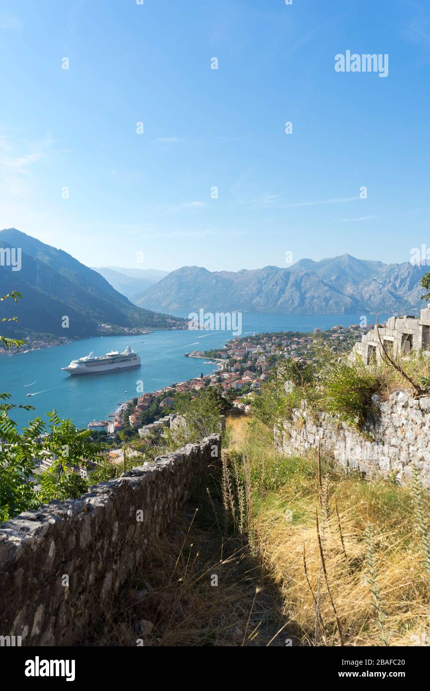 Panorama del paisaje del Kotor, declarado Patrimonio de la Humanidad por la UNESCO, con crucero en el fiordo, Kotor, Montenegro, Europa Foto de stock