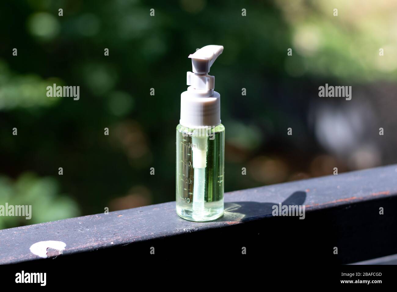 Desinfectante de manos en un alféizar de las ventanas Foto de stock