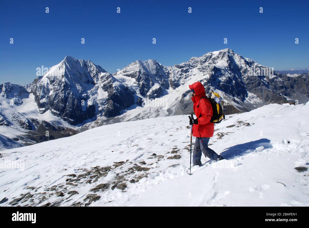 Hikeron Medritschjoch cubierto de nieve con la montaña de los Ortles en la parte de atrás, .l. Königsspitze, r. Monte Ortles, Alto Adige, Italia Foto de stock
