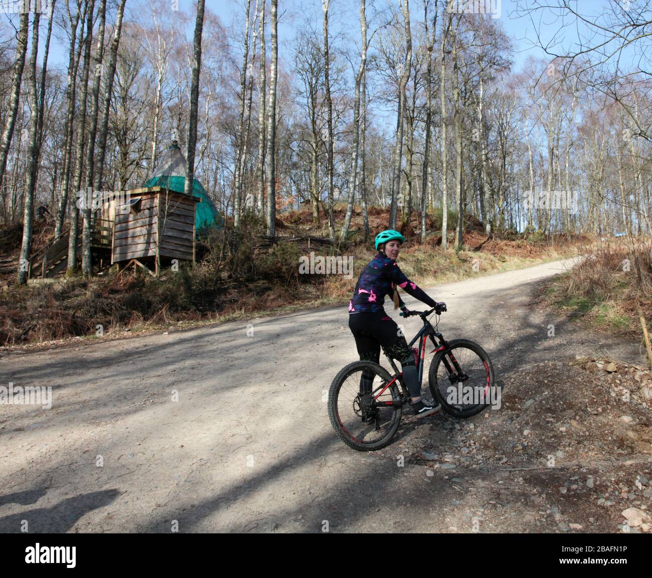 Una joven se detuvo en el sendero de la bicicleta de montaña Foto de stock