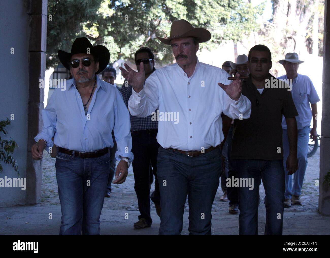 El cantante de música popular mexicana Joan Sebastian visita el rancho del ex presidente Vicente Fox y Marta Sahagún durante su visita a Lon , Guana Foto de stock