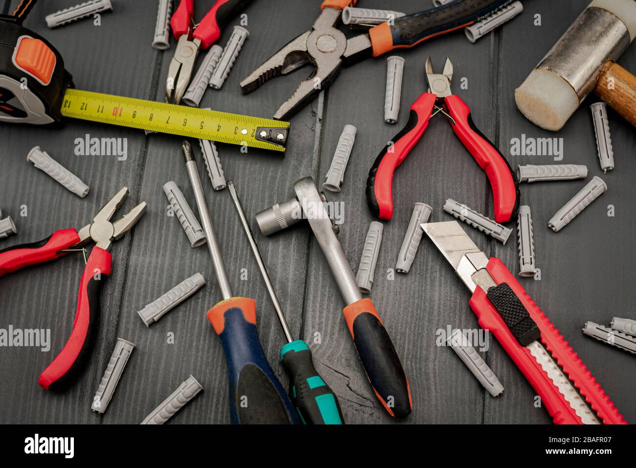 Conjunto de herramientas para trabajos de reparación, construcción o  restauración manuales Fotografía de stock - Alamy