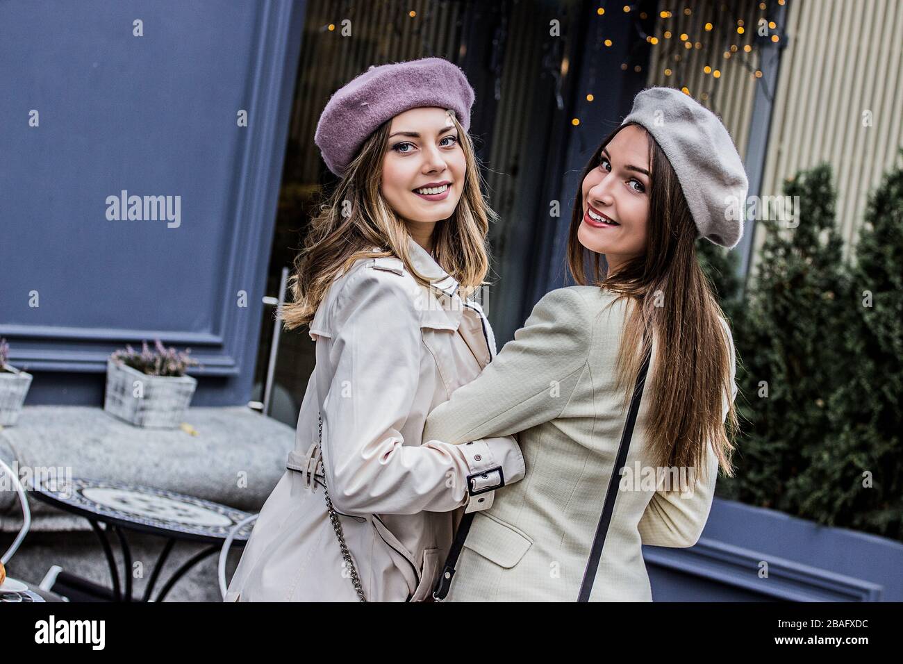 Pasar tiempo con el mejor amigo. Vista posterior de dos jóvenes y