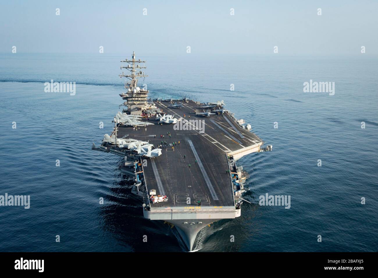 El portaaviones USS Dwight D. Eisenhower de la clase Nimitz de la Marina de los Estados Unidos durante un tránsito el 18 de marzo de 2020 en el Mar Arábigo. Foto de stock