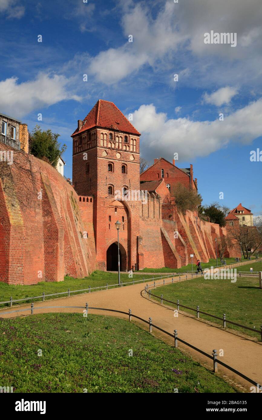 Antigua muralla de la ciudad con puerta de Rossfurt, Tangermuende, Tangermünde, Altmark, Sajonia-Anhalt, Alemania, Europa Foto de stock