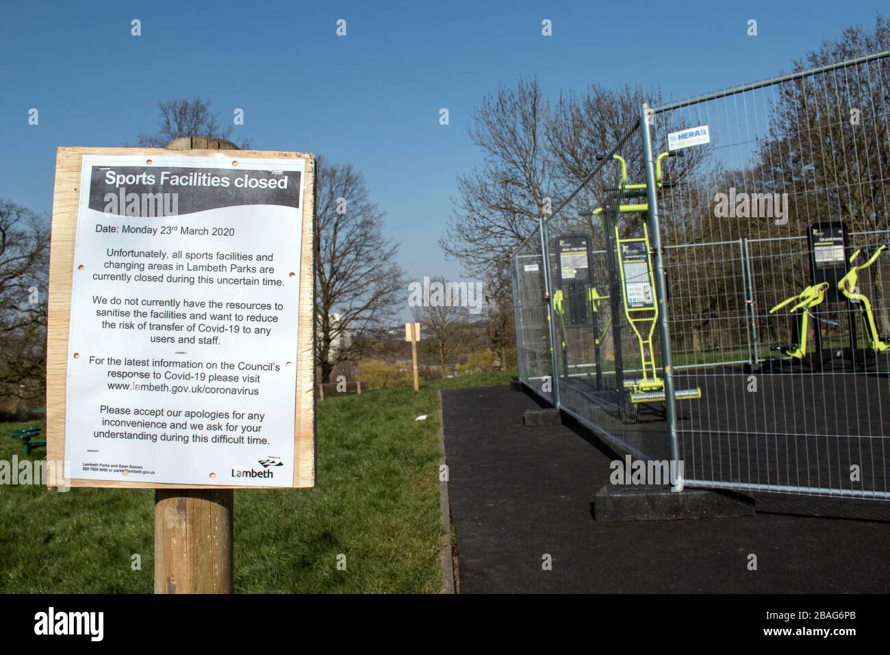 Londres, Reino Unido: 17 de marzo de 2020: Instalaciones deportivas cerrado signo en Lambeth debido a Covid-19 coronavirus Foto de stock