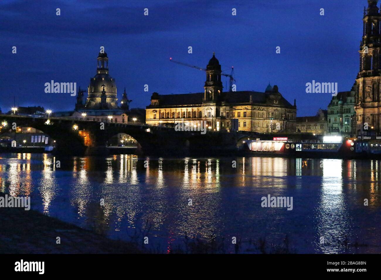 Dresden Sachsen Deutschland Blick vom Elbe Ufer auf Augustusbrücke Frauenkirche , Schloss und Schlosskirche am 16.2.2020 Foto de stock