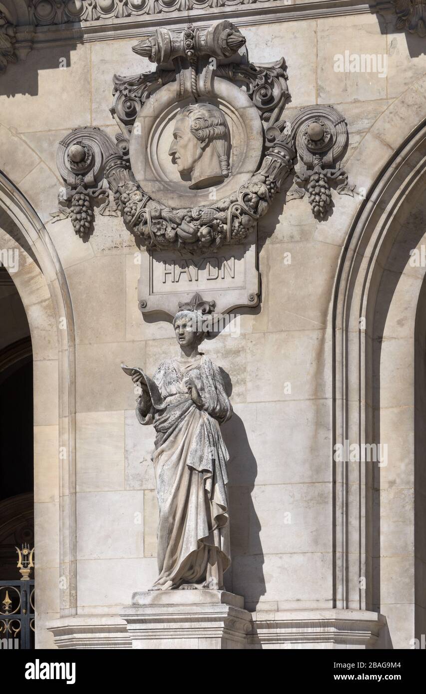Estatua de la canción de Dubois y Vatinelle y medallón de Cimarosa. Opera Garnier, París, Francia Foto de stock